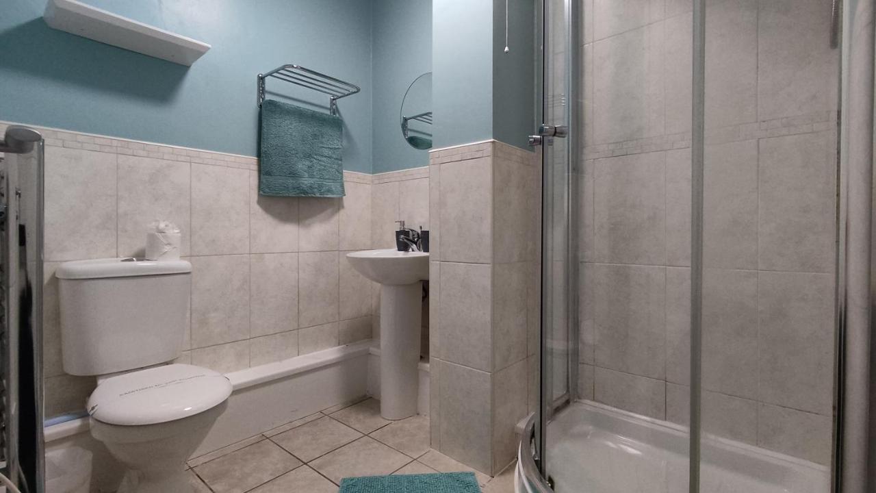 Modern 1-Bed Flat In Wigan Apartment ภายนอก รูปภาพ