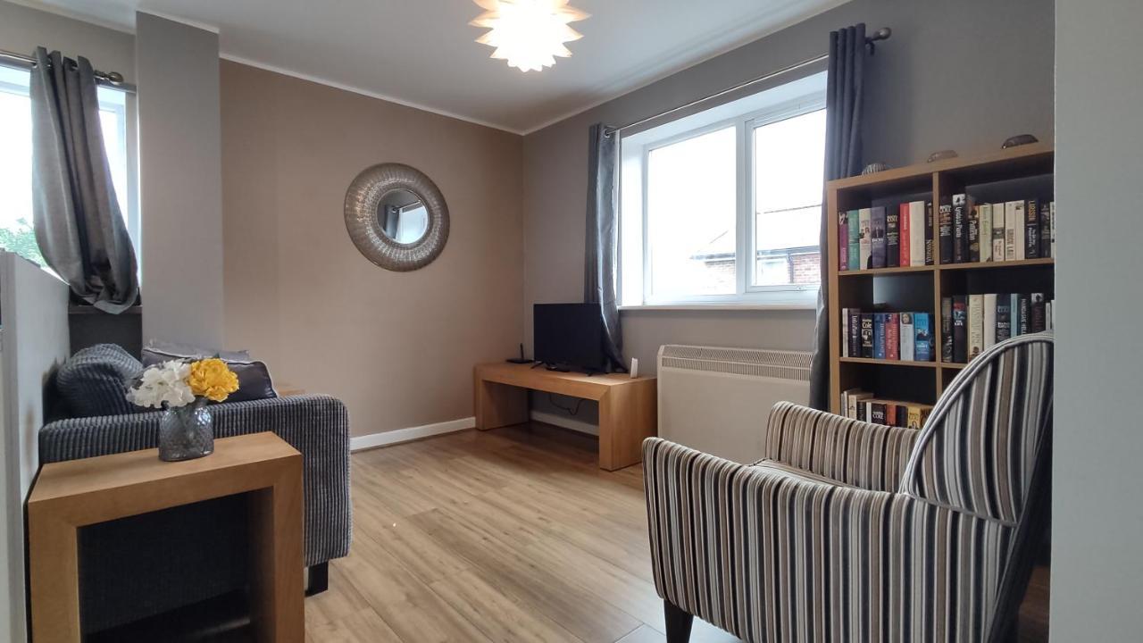Modern 1-Bed Flat In Wigan Apartment ภายนอก รูปภาพ