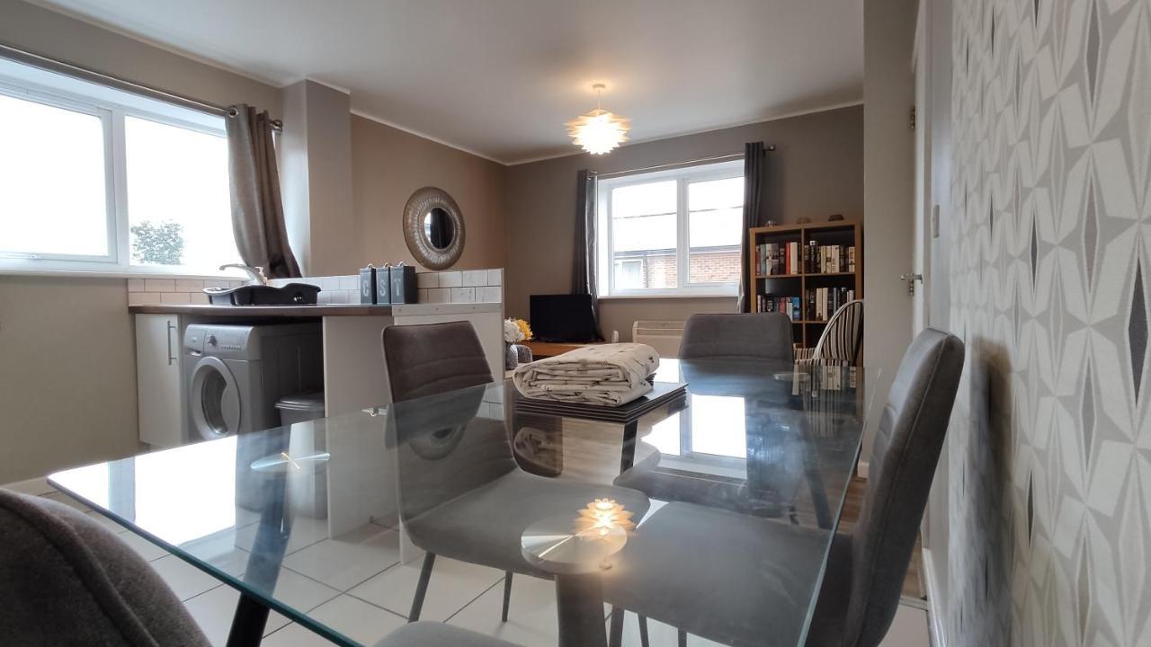 Modern 1-Bed Flat In Wigan Apartment ภายนอก รูปภาพ